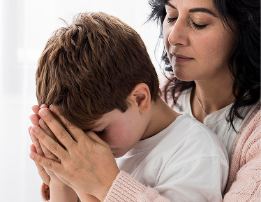 Imagem 4 (mãe e filho orando)